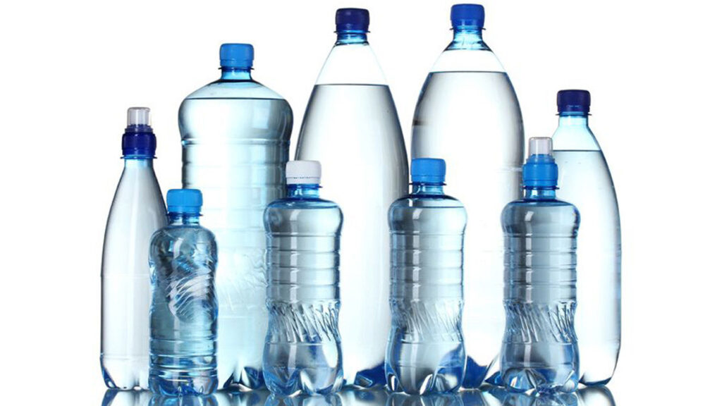 Meneguk air mineral yang menyegarkan dan aman